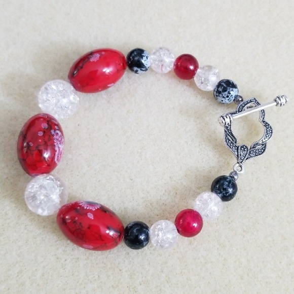 Red, black and white glass beaded bracelet - Picture 4 of 4
